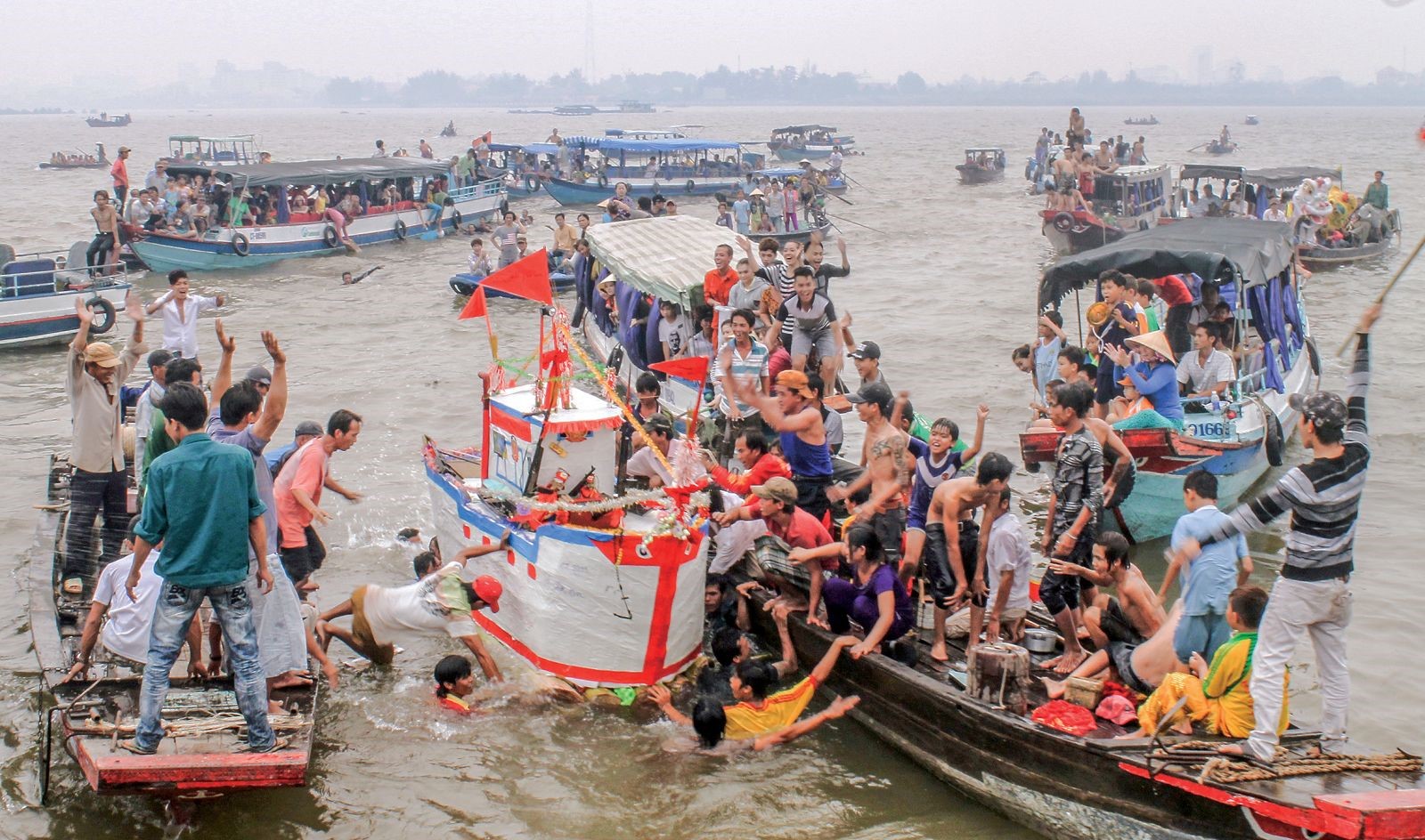 Ở Nam bộ, nhiều lễ hội gắn với nếp sinh hoạt sông nước. Trong ảnh: Người dân Cần Thơ tham gia lễ Tống Phong trên sông Hậu. Ảnh: DUY KHÔI