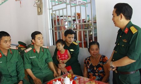 Bộ đội tham gia Tết Quân- dân năm 2017 tại huyện Trà Ôn.