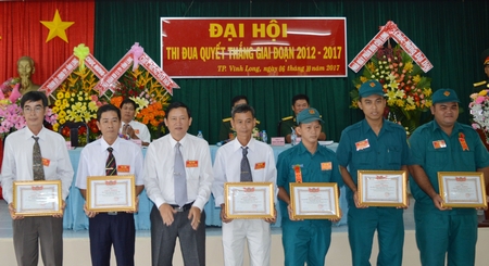 Anh Hồ Lê Minh Luân (bìa phải) luôn phấn đấu hoàn thành nhiệm vụ.