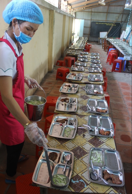 Ngành y tế đang quản lý 5.025 cơ sở sản xuất, kinh doanh thực phẩm, dịch vụ ăn uống... Trong ảnh: Một bếp ăn tập thể trường học chuẩn bị bữa ăn cho học sinh.