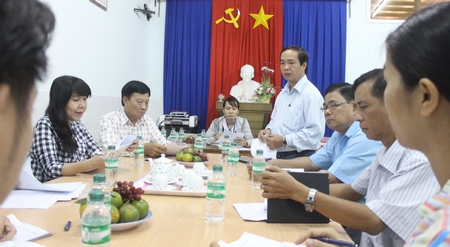 Ban Văn hóa – Xã hội HĐND tỉnh Vĩnh Long giám sát tại Chi cục ATVSTP ngày 24/10.