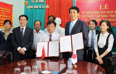 Sở Lao động- Thương binh và Xã hội tỉnh Vĩnh Long ký biên bản ghi nhớ hợp tác với doanh nghiệp XKLĐ sang Nhật Bản.