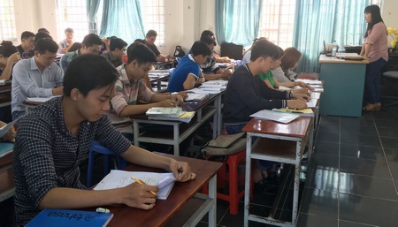 Các học viên học tiếng Hàn chuẩn bị cho xuất khẩu lao động.