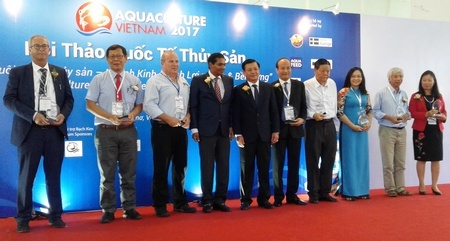 Đại biểu đóng góp cho ngành thủy sản thời gian qua được trao kỷ niệm chương.