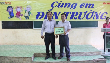 Đại diện Mobifone tỉnh Vĩnh Long trao quà và kinh phí hỗ trợ mua đồng phục nhà trường.