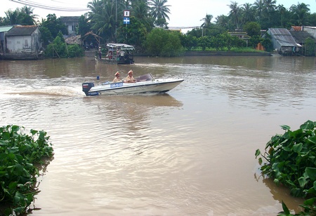 Cảnh sát đường thủy tăng cường kiểm tra bến khách ngang sông mùa mưa bão.
