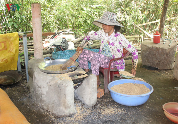 Vào những ngày này, những nơi có đông đảo bà con người Khmer sinh sống rộn ràng quết cốm dẹp để phục vụ cho ngày hội lớn - lễ hội Óc Om Bóc – Đua ghe Ngo 2017.
