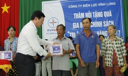 Ông Huỳnh Vĩnh Phúc- Chánh văn phòng Công ty điện lực Vĩnh Long trao quà cho gia đình chính sách ở huyện Tam Bình.