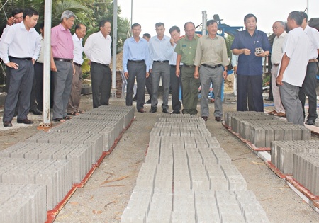 Đoàn khảo sát thực tế tại DNTN Phước Lộc Hải- vừa đầu tư máy sản xuất gạch không nung cung ứng ra thị trường.