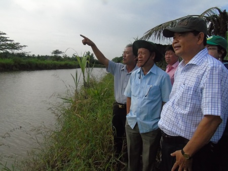 Ông Trương Văn Sáu thăm khu vực bị sạt lỡ đất ở Cồn Thanh Long (xã Quới Thiện).