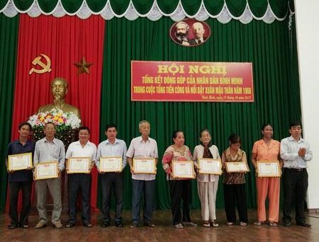 Phó Bí thư Thường trực Thị ủy Bình Minh Phạm Minh Hoàng khen thưởng các hộ gia đình có thành tích tiêu biểu.