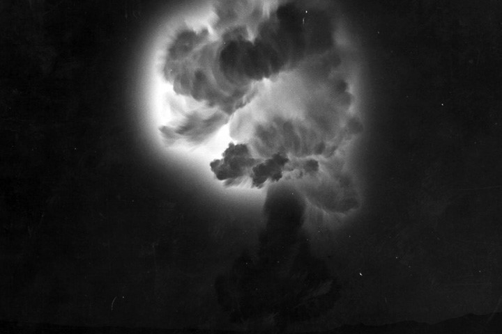 Dòng ion hóa lóe sáng quanh quả cầu lửa trong vụ nổ ở khu vực Yucca Flat vào 4h20 sáng ngày 15/7/1957.