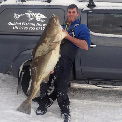 Anh Tom Ascott và chú cá tuyết nặng 30kg.