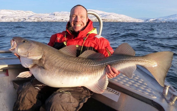 Anh Matthew Lowery và chú cá tuyết nặng 34kg anh săn được tại Na Uy.