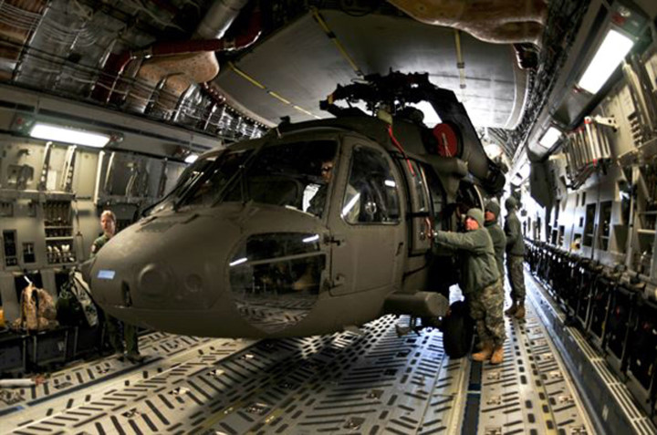 Với khả năng vận chuyển vượt trội, C-17 có thể vận chuyển xe tăng chiến đấu M1 Abrams, xe bọc thép M2/M3 Bradley hoặc 4 máy bay trực thăng vận tải UH-60 Blackhawk, hai máy bay trực thăng tấn công AH-64 Apache. Ảnh: defense.gov.