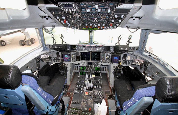 Để thực hiện nhiệm vụ vận chuyển hàng hóa, C-17 cần 3 người chuyên trách: 2 phi công và một người phụ trách hàng. Ảnh: Jetphotos.