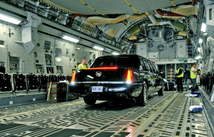 C-17 được tin tưởng lựa chọn chuyên chở chiếc limousine bọc thép hạng nặng của Tổng thống Mỹ  và các thiết bị hỗ trợ an ninh khác khi người đứng đầu Nhà Trắng công du nước ngoài. Ảnh: cryptome.