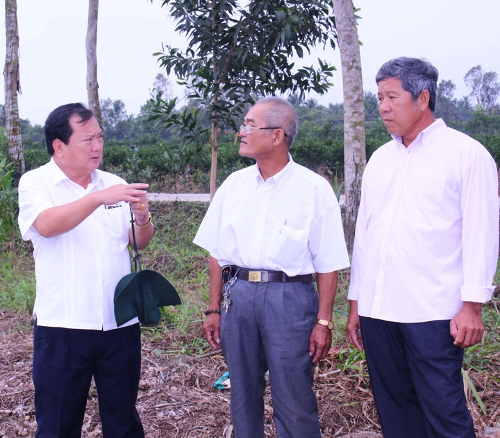 Phó Bí thư Tỉnh ủy Nguyễn Văn Quang đến thăm tình hình sản xuất của các hộ dân