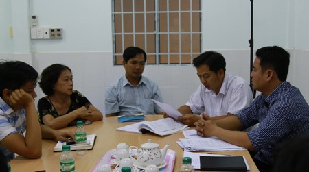 Chi cục An toàn vệ sinh thực phẩm tỉnh công bố nguyên nhân gây ra vụ ngộ độc thực phẩm cho bà Liêu Cẩm Linh- chủ cơ sở Cẩm Linh (bên trái, người thứ 2).