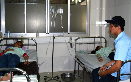 Công nhân được điều trị tại Trung tâm Y tế TP Vĩnh Long.
