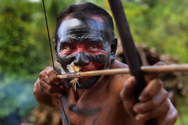 Một người đàn ông của bộ lạc Waiapi sử dụng cung tên ngắm bắn mục tiêu.