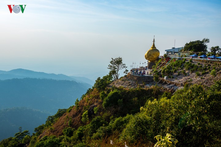 Chùa Kyaikhtiyo được coi là biểu tượng của Myanmar, còn được biết đến với tên gọi “Chùa Núi Vàng” hay “Chùa Hòn Đá Vàng”. Theo truyền thuyết, trên hòn đá có thờ Xá Lợi Tóc Phật. 