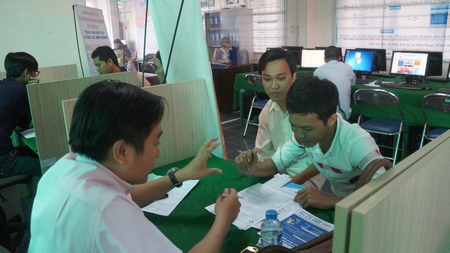 Nhiều lao động trẻ tìm hiểu thông tin xuất khẩu lao động tại các phiên giao dịch việc làm do Trung tâm Dịch vụ việc làm tỉnh tổ chức.