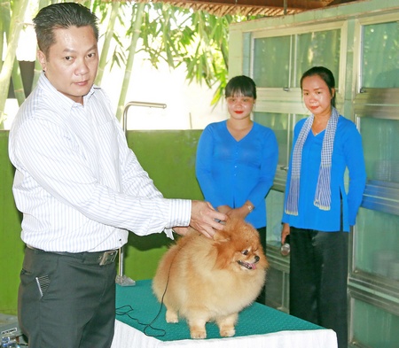 Ông Lê Duy Bảo- Chủ tịch Hội Quý khuyển Sài Gòn biểu diễn chó đẹp trong buổi họp báo.