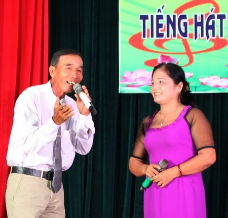 Tiết mục “Cung đàn mới” của chú Nguyễn Hữu Lợi và cô Đỗ Thị Nhung giành giải nhất song ca.