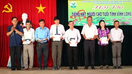  BTC trao thưởng cho đại diện các xã tham gia chương trình.
