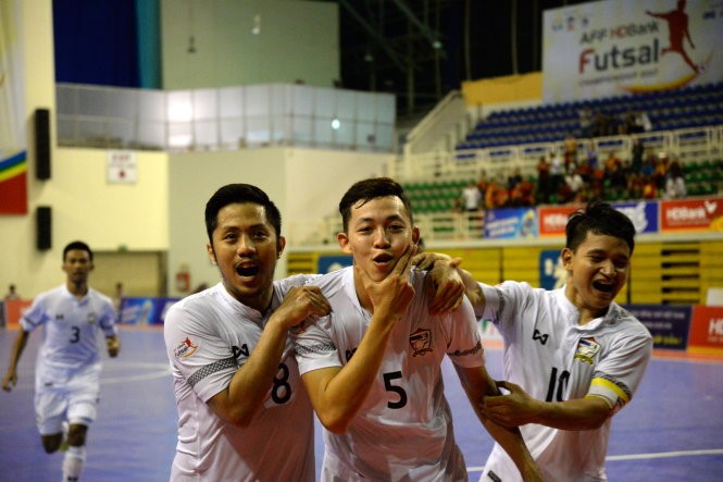 Các cầu thủ Thái Lan ăn mừng bàn thắng vào lưới Mlaysia. Ảnh: HÀ KHÁNH