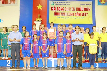 Nguyễn Thanh An, Phó Giám đốc Sở Văn hoá, Thể thao và Du lịch tỉnh (đứng bên phải) trao thưởng cho các đội đạt giải tại lễ bế mạc.