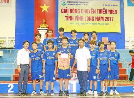 Đội nam Mang Thít vô địch mùa giải 2017.
