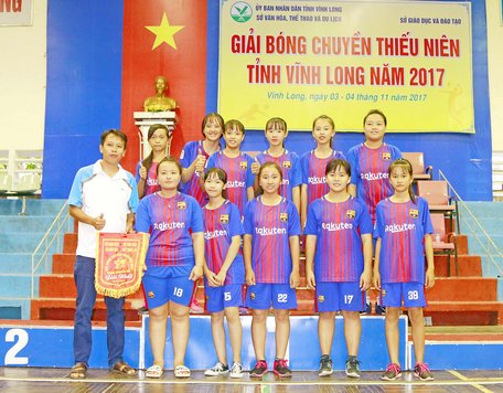 Đội nữ Mang Thít vô địch mùa giải 2017.