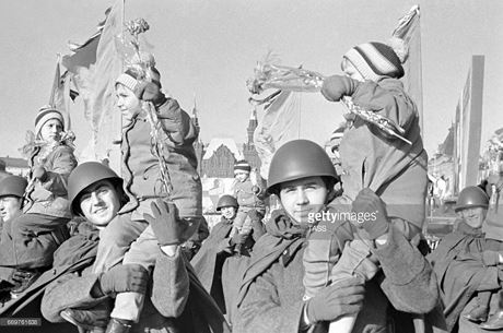 Các chiến sĩ Hồng quân và trẻ em tham gia duyệt binh kỷ niệm 50 năm Cách mạng Tháng Mười. Ảnh: Getty.