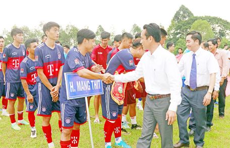 Ông Phạm Minh Hoàng- Phó Chủ tịch UBND huyện Vũng Liêm và đại biểu bắt tay các đội dự giải.