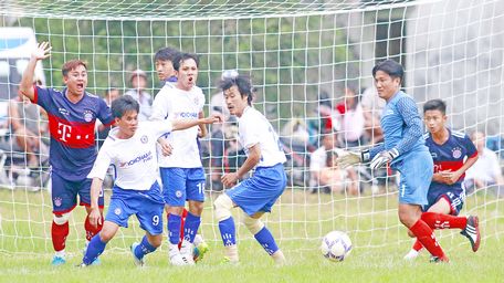  Pha tranh bóng trong trận Mang Thít (áo xanh) thắng Vũng Liêm 2-0.