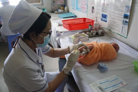 Trẻ sơ sinh được lấy máu gót chân xét nghiệm tầm soát các bệnh di truyền tại Bệnh viện Đa khoa tỉnh Vĩnh Long.