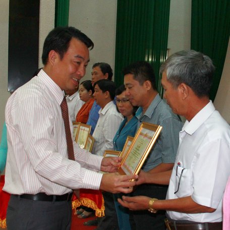 Phó Chủ tịch UBND tỉnh Lữ Quang Ngời tặng bằng khen cho các tập thể thực hiện tốt công tác CCHC thời gian qua.