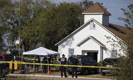Hiện trường vụ xả súng ở nhà thờ First Baptist tại Sutherland Springs, bang Texas. (Ảnh: AP)