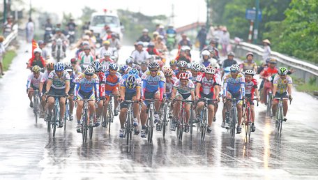 Các tay đua tranh tài tại mùa Giải xe đạp lão tướng tỉnh Vĩnh Long mở rộng tranh cúp Bia Sài Gòn lần 1- 2015.