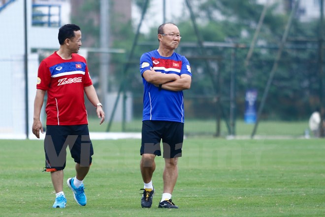  Đây cũng là buổi tập đầu tiên của tân huấn luyện viên trưởng Park Hang-seo với đội tuyển Việt Nam. (Ảnh: Minh Chiến/Vietnam+)