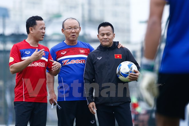  Ông Park khoác vai thân mật với huấn luyện viên Lư Đình Tuấn - người nhiều khả năng sẽ là trợ lý số một của ông ở đội tuyển. (Ảnh: Minh Chiến/Vietnam+)