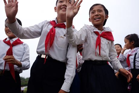 Trẻ em địa phương vẫy tay chào ở Hamhung, thành phố lớn thứ 2 của Triều Tiên, vào tháng 8/2014. Muir cố gắng đi tới cả nhiều nơi khác ngoài thủ đô Triều Tiên.