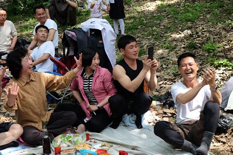 Người dân Bình Nhưỡng tận hưởng một chuyến đi picnic.