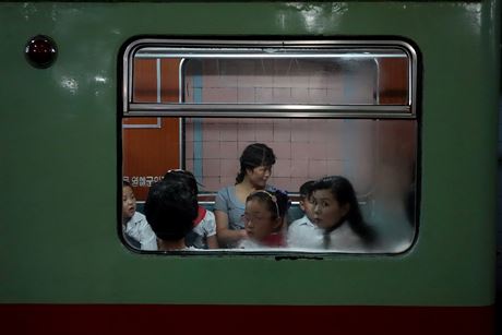 Hành khách trên một chuyến tàu điện ngầm ở Bình Nhưỡng.