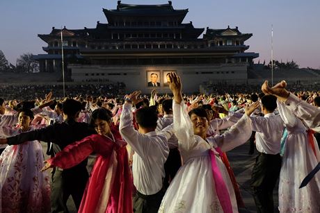 Sinh viên đang múa tại một sự kiện ở quảng trường Kim Nhật Thành, thủ đô Triều Tiên vào ngày 1/5/2015.
