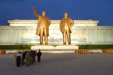 Kính cẩn cúi mình trước tượng các lãnh tụ Kim Nhật Thành (Kim Il-sung) và Kim Chính Nhật (Kim Jong-il) tại Đài tưởng niệm Mansudae ở Bình Nhưỡng.
