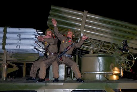 Những người lính phấn khích ăn mừng ngay trên dàn phòng rocket di động sau một buổi diễu binh mừng ngày thành lập đảng Lao động Triều Tiên vào ngày 10/10/2015.
