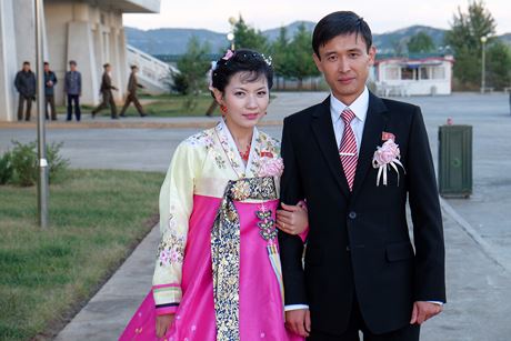 Một cặp đôi mới cưới tạo dáng chụp ảnh gần công viên Pyongyang Folk vào ngày 11/10/2015.